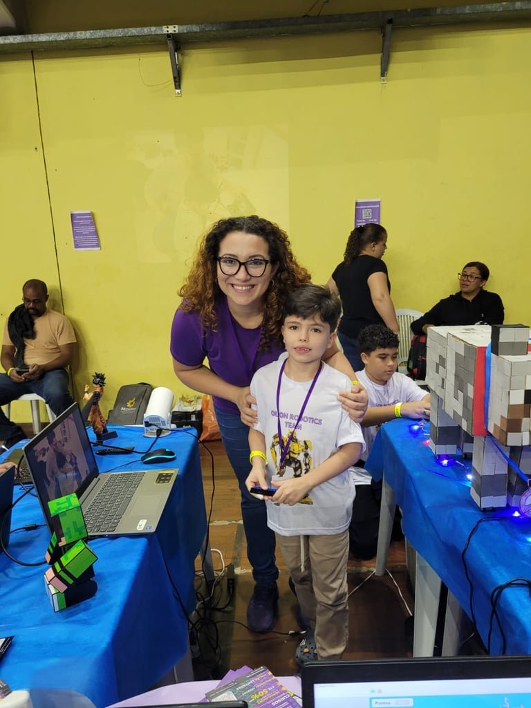 Aluno recebendo orientação individualizada do professor de programação