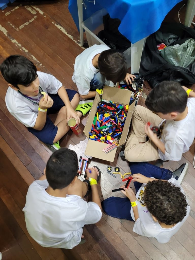 Estudante focado na criação de código para seu projeto de game