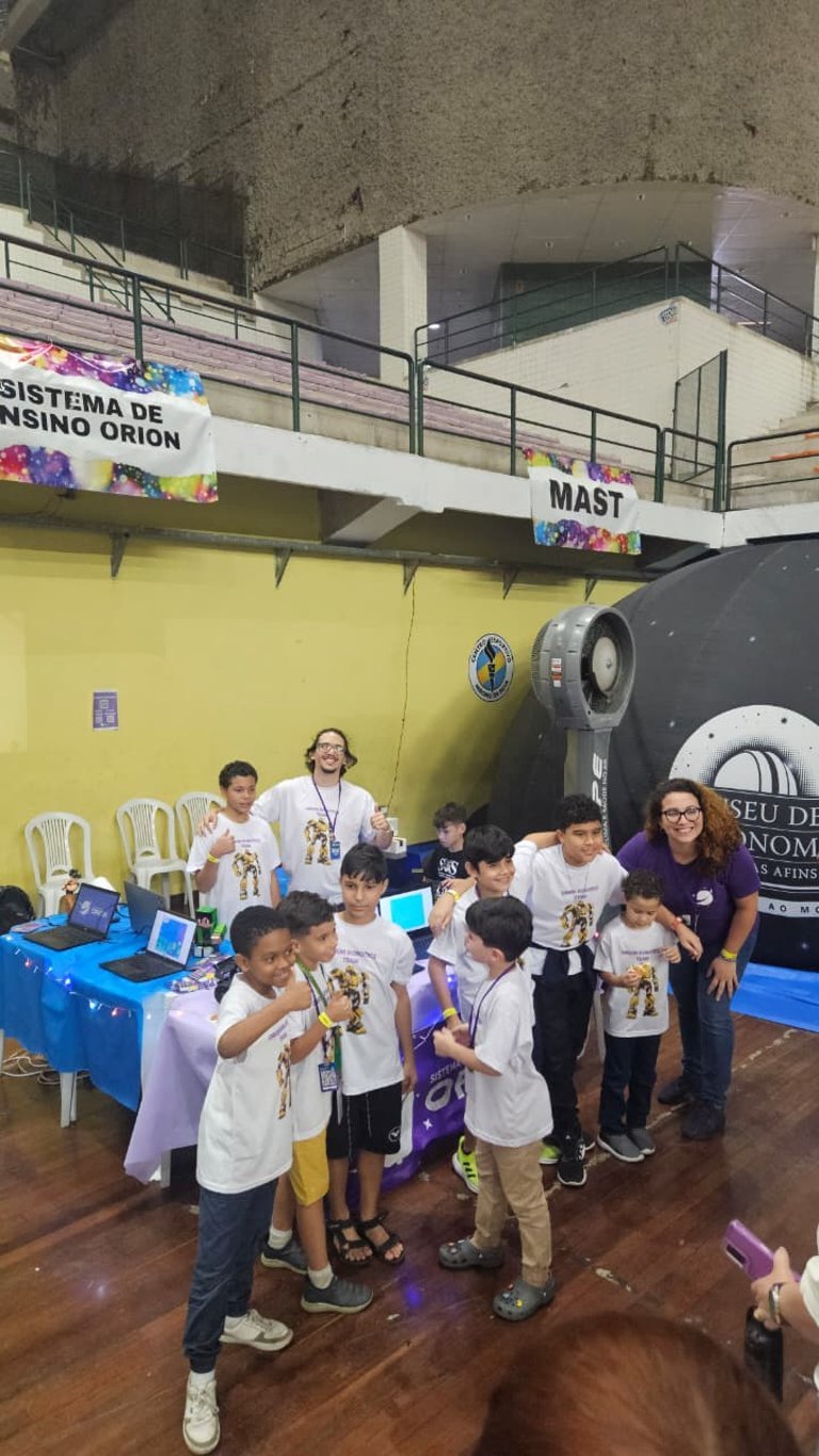 Equipe reunida em laboratório de informática moderno