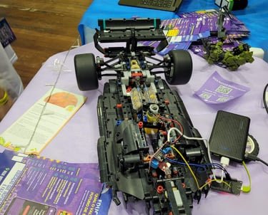 Crianças interagindo e aprendendo com kits Lego Education