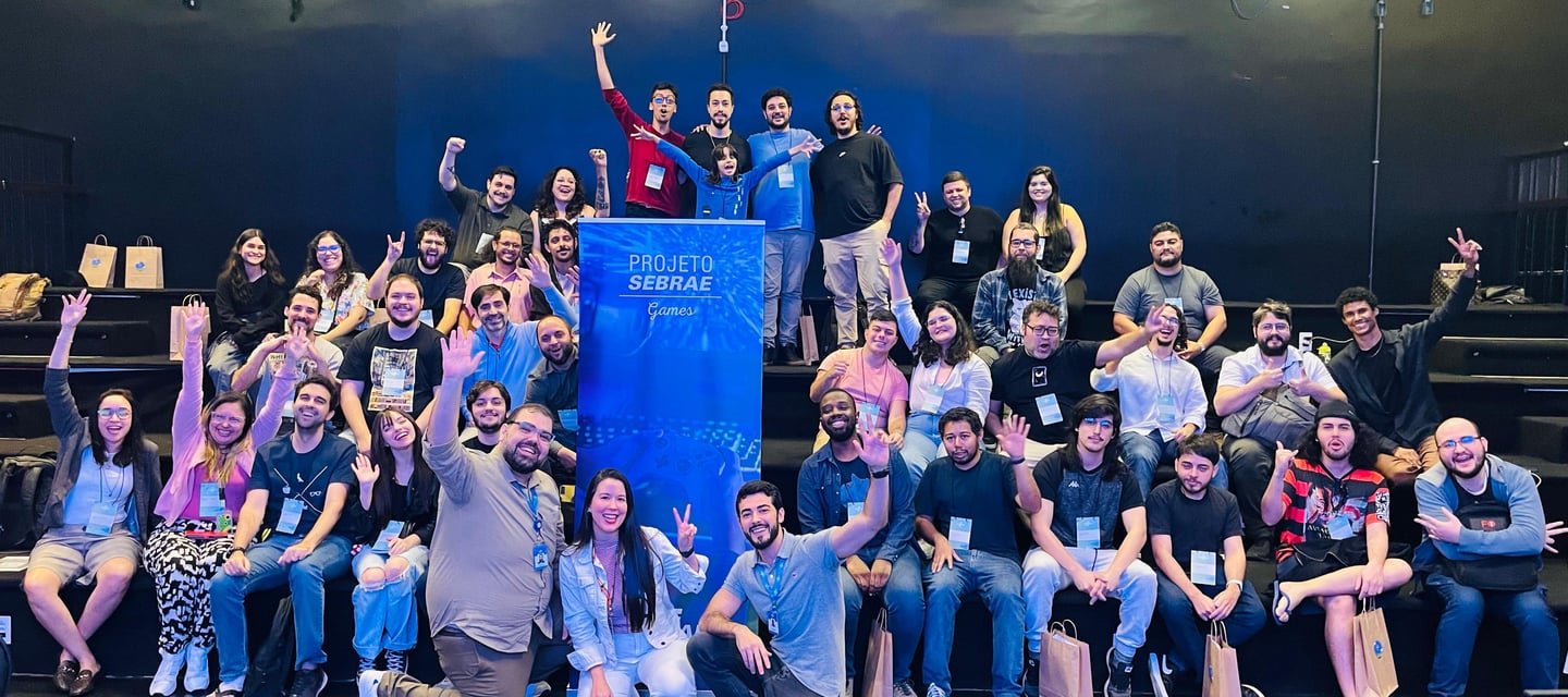 Grupo de alunos e professores celebrando conquistas em evento tecnológico